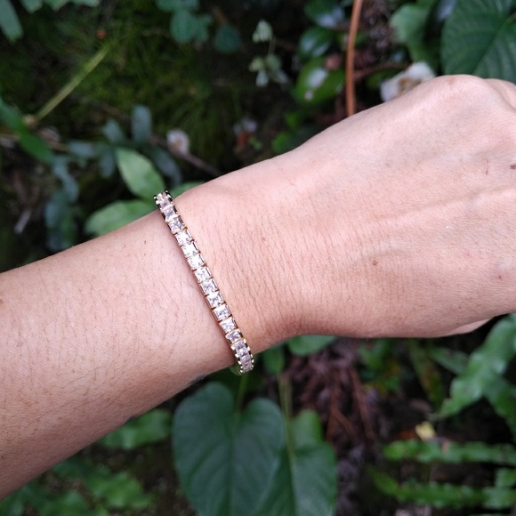 henri bendel Jewelry - Henri Bendel Tennis🎾 Bracelet w/Square Gems NWOT